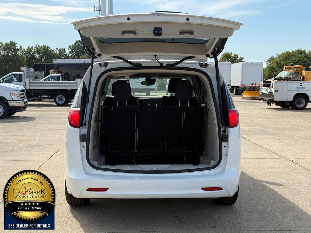 2023 Chrysler Voyager LX FWD