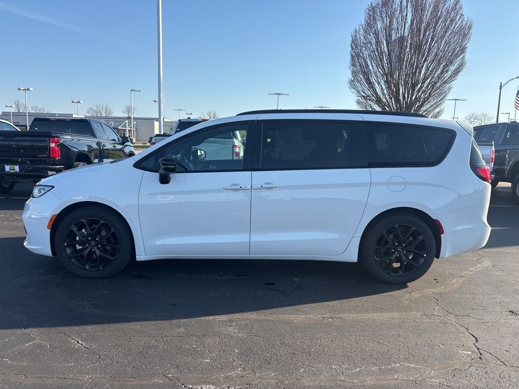 2025 Chrysler Pacifica Limited FWD