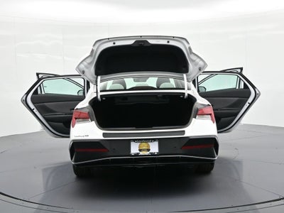 2024 Hyundai Elantra Limited IVT